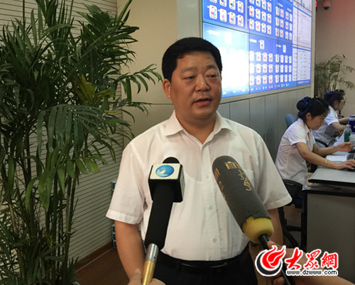 7日上午,平阴县委副书记,县长朱云生到济南市12345热线接听市民来电.