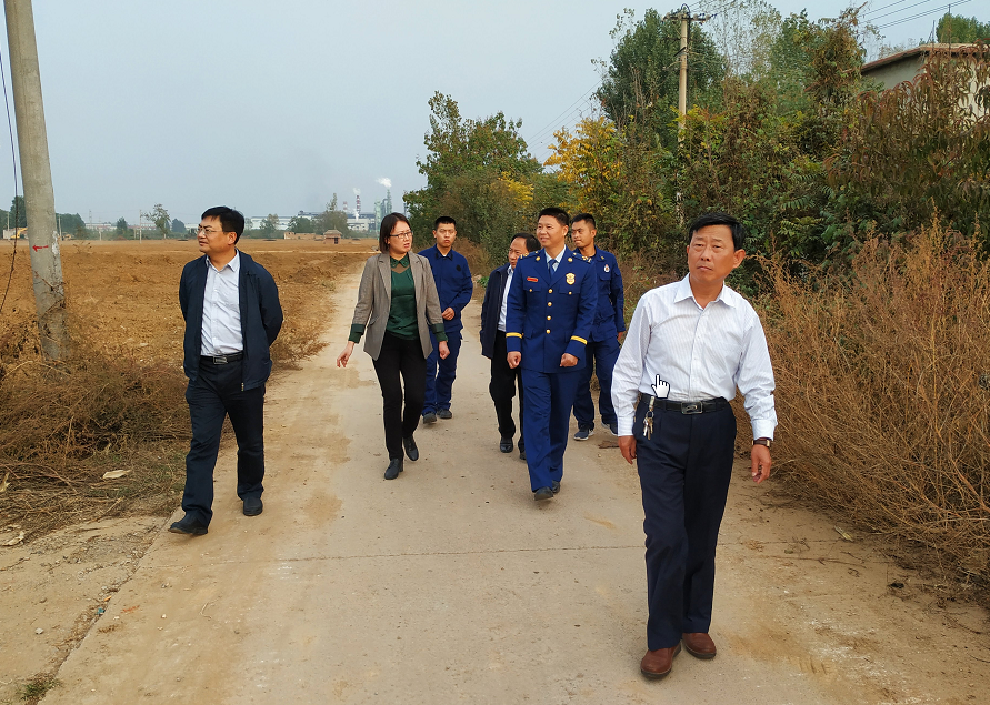 济南市平阴县政府 领导活动 范嘉池现场察看小型消防站选址情况