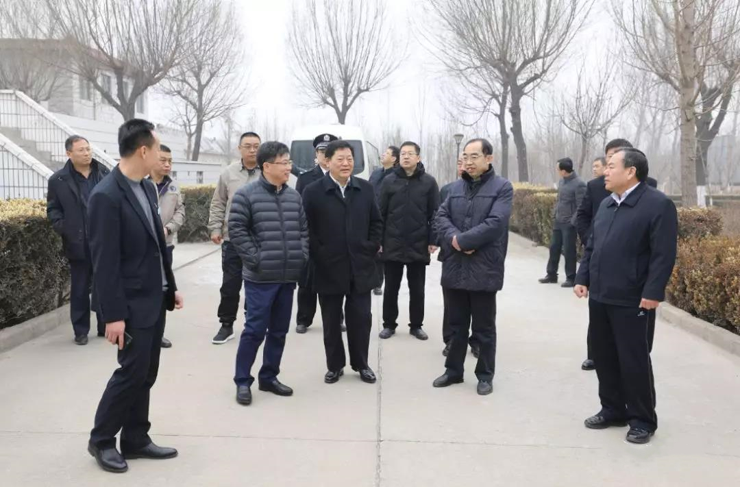 2月3日,朱云生,王秀成,宋广炎,赵敬成等县四大班子领导看望慰问仍在