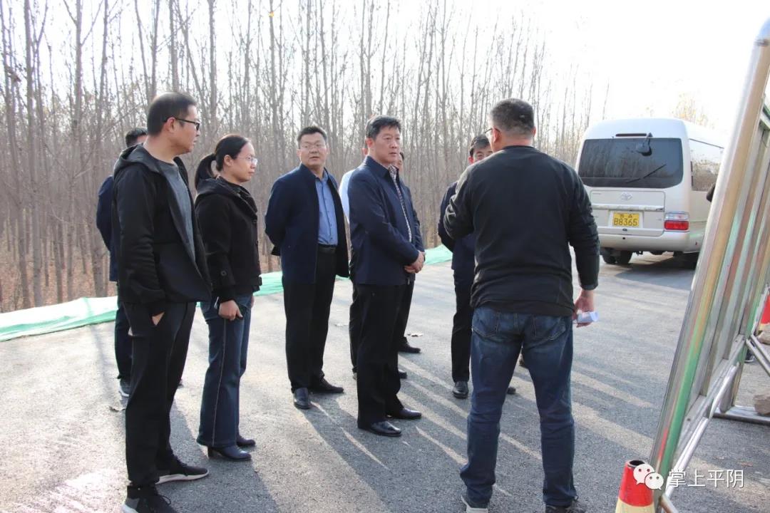 11月16日,副县长张军带队开展黄河防汛应急道路现场督导活动.